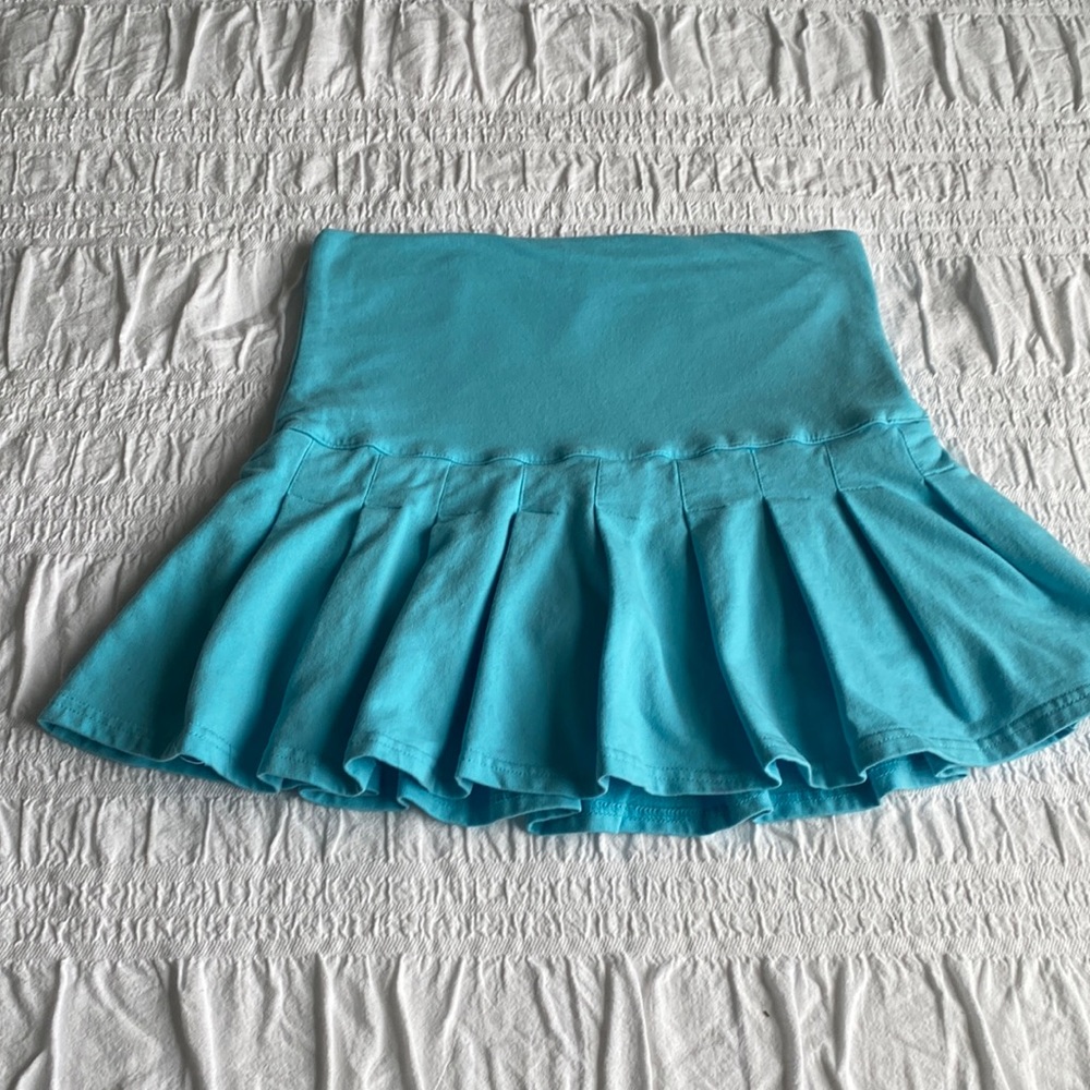 Garage turquoise mini skirt/skort with attached shorts.95% Cotton 5% Spa…